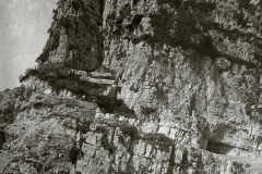 Autore sconosciuto, giugno 1917, Lavori ai tornantini dopo l’uscita della 15ª galleria, con un piccolo accampamento di tende