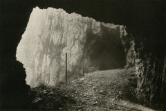 Autore sconoscuto, Fra la 2ª e la 3ª galleria, dal libro ‘’La strada della Prima Armata’’ di Mario Zuliani, 1925