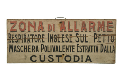 Zona di allarme respiratore inglese sul petto maschera polivalente estratta dalla custodia, 1915-1918, legno, 290 x 709 mm
