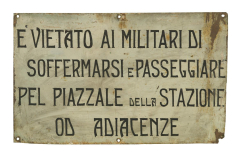 È vietato ai militari di soffermarsi e passeggiare pel piazzale della stazione od adiacenze, 1915-1918, lamiera, 271 x 438 mm