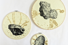 Ioulia Akhmadeeva (Russia/Messico), Tangible constellation (undici pezzi), Installazione: linoleografia, ricamo, cornice di legno, dimensioni variabili, (particolare)